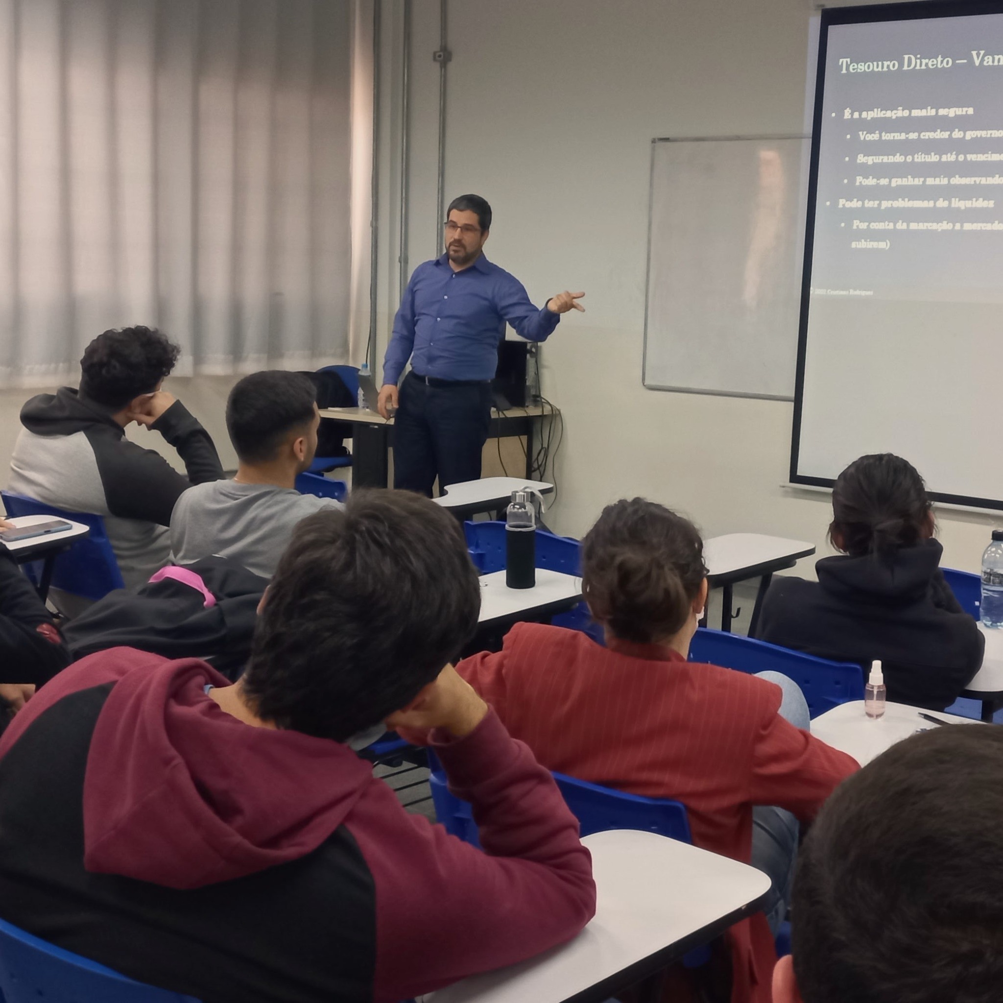 Cristiano Rodrigues ministrando uma palestra sobre investimentos para uma turma.