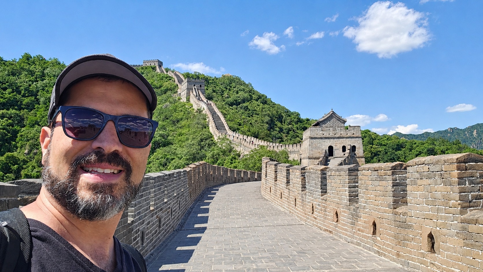 Cristiano na Muralha da China, diante do caminho que segue pelas montanhas.