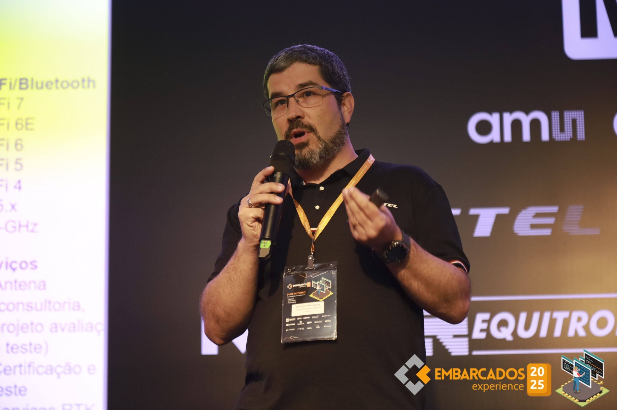 Cristiano Rodrigues falando sobre tecnologia no palco do Embarcados Experience 2025.